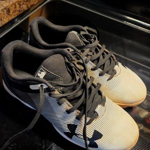 Under Armour Boys Baseball Cleats size 2Y